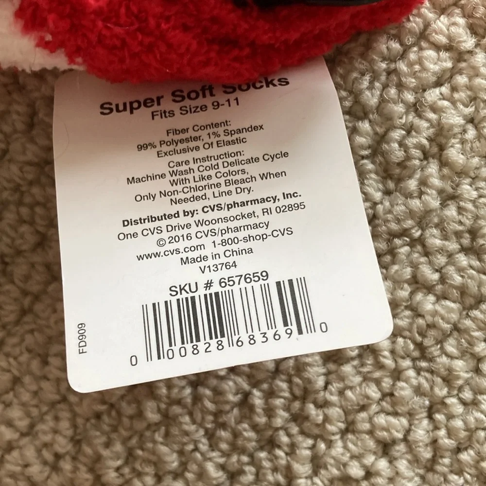 NEW Fuzzy Socks Red White Super Soft Christmas Fits Women Size 9-11 One Pair NWT